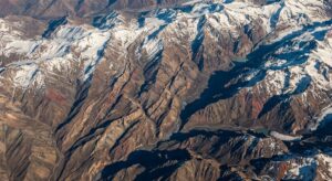 Vista aérea de fallas geológicas en los Andes chilenos